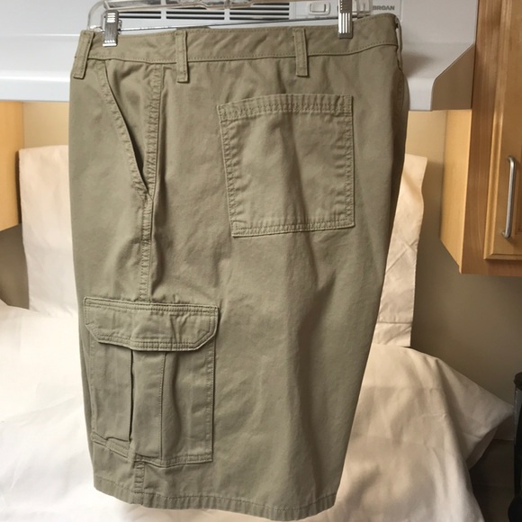 WRANGLER.  44.  Men’s cargo shorts.  Tan. - Picture 2 of 8